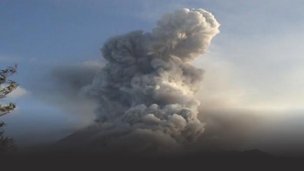 Large ash plume covers entire volcano