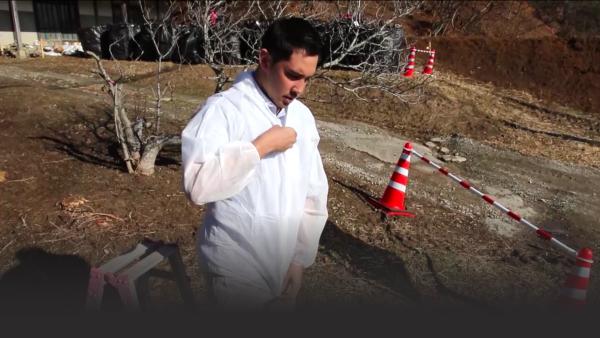 Man zips up a hazmat suit