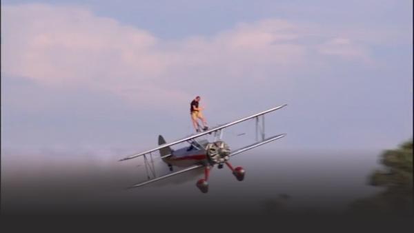 Man wing walking