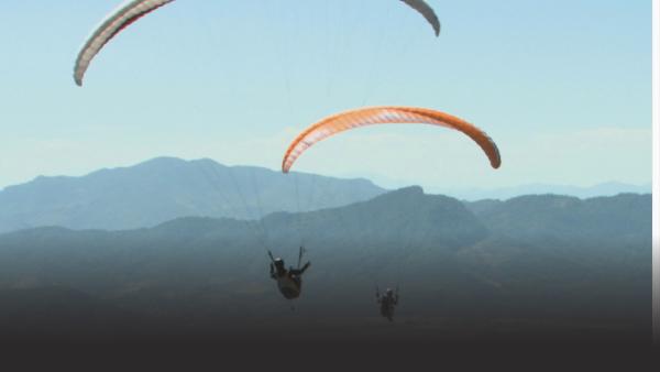 The team paragliding across Mexico
